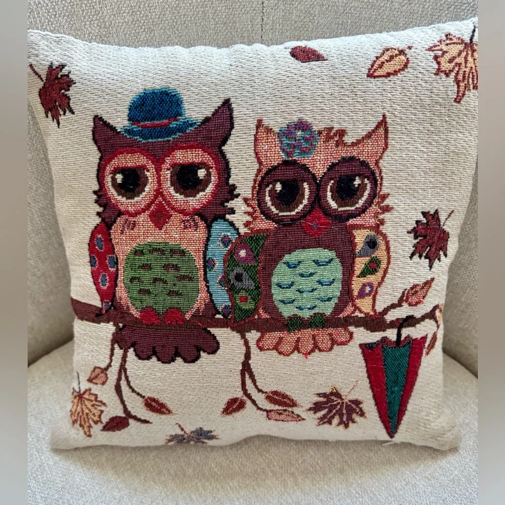 Decorative pillows with owl images. Removable covers made of tapestry fabric